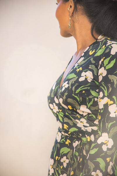 Bestie printed midi wrap jersey dress - Dark blue flower - Vadlång, blommönstrad omlottklänning i trikå
