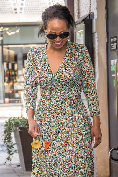 Bestie printed midi wrap jersey dress - Green flower - Vadlång, blommönstrad omlottklänning i trikå