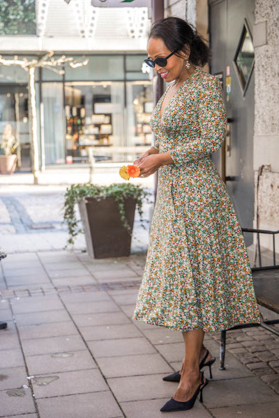 Bestie printed midi wrap jersey dress - Green flower - Vadlång, blommönstrad omlottklänning i trikå