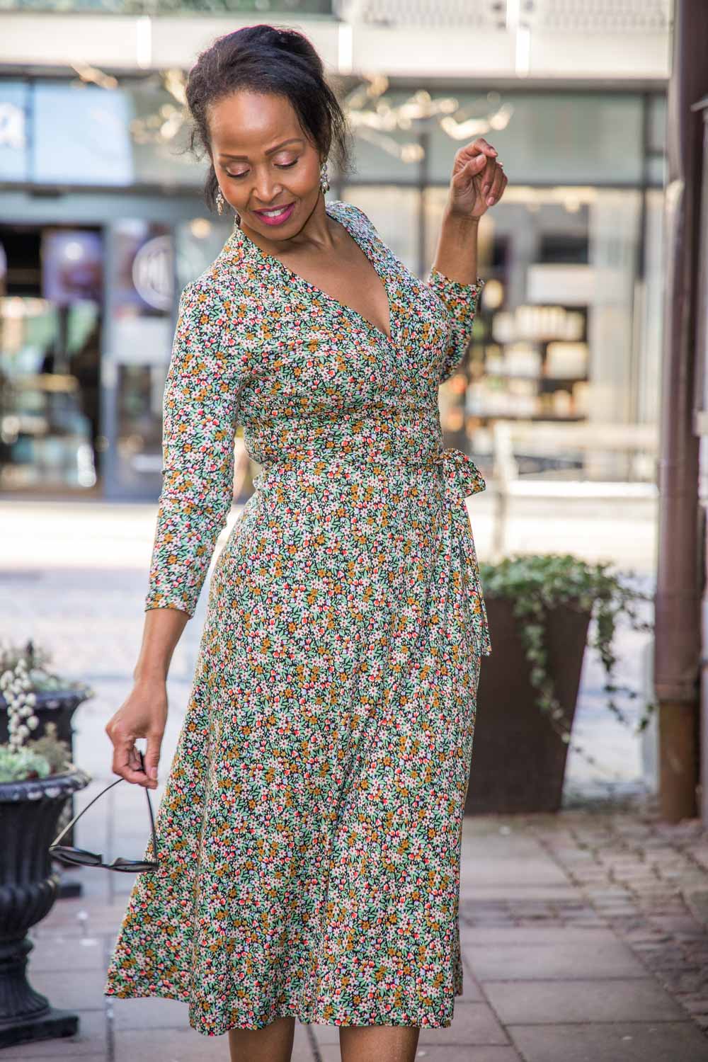 Bestie printed midi wrap jersey dress - Green flower - Vadlång, blommönstrad omlottklänning i trikå