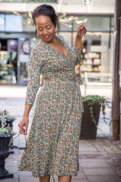 Bestie printed midi wrap jersey dress - Green flower - Vadlång, blommönstrad omlottklänning i trikå
