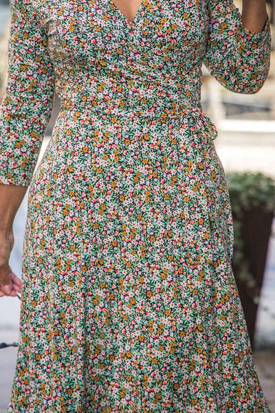 Bestie printed midi wrap jersey dress - Green flower - Vadlång, blommönstrad omlottklänning i trikå