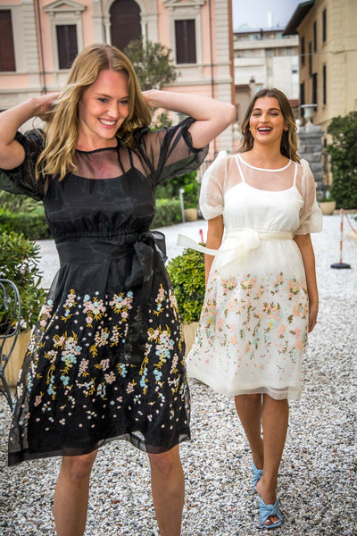 Svart organzaklänning med broderier Pure female