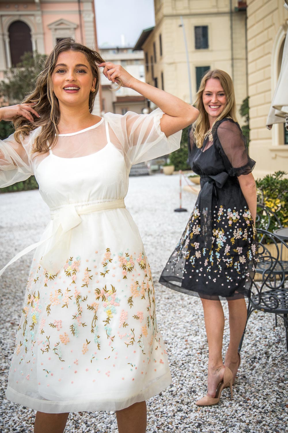 Vit organzaklänning med broderier Pure female