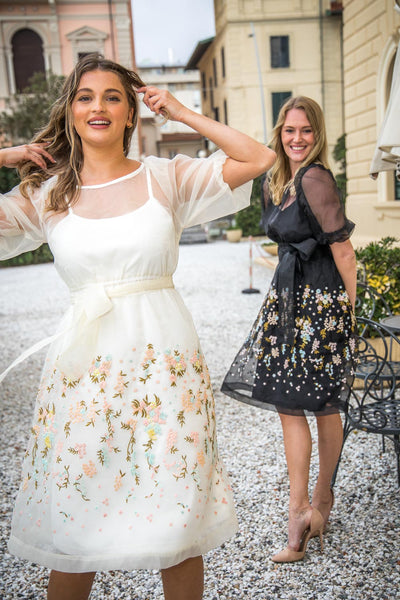 Vit organzaklänning med broderier Pure female