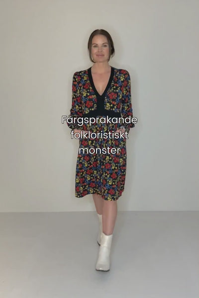 V-neck ruffle printed short jersey dress - Black - Knälång, mönstrad klänning i trikå